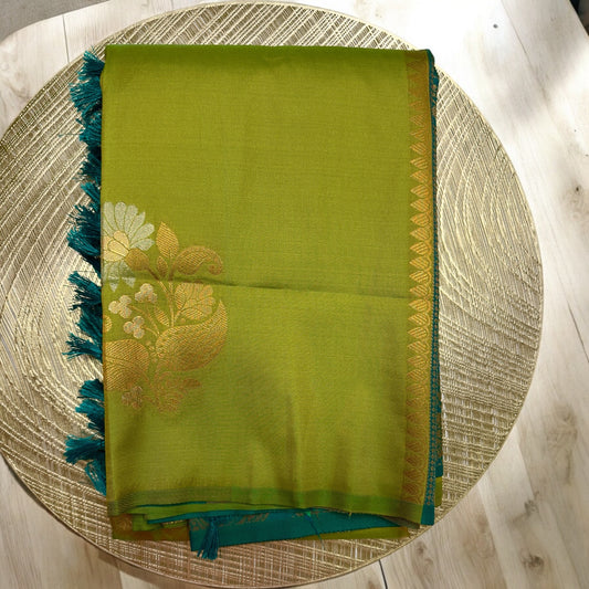 SOFT SILK SAREE – PARROT GREEN BODY WITH DARK GREEN PALLU (BORDERLESS DESIGN)