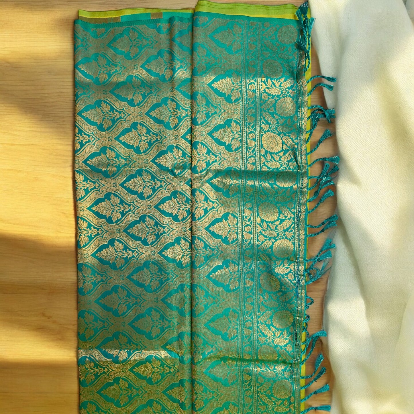 SOFT SILK SAREE – PARROT GREEN BODY WITH DARK GREEN PALLU (BORDERLESS DESIGN)