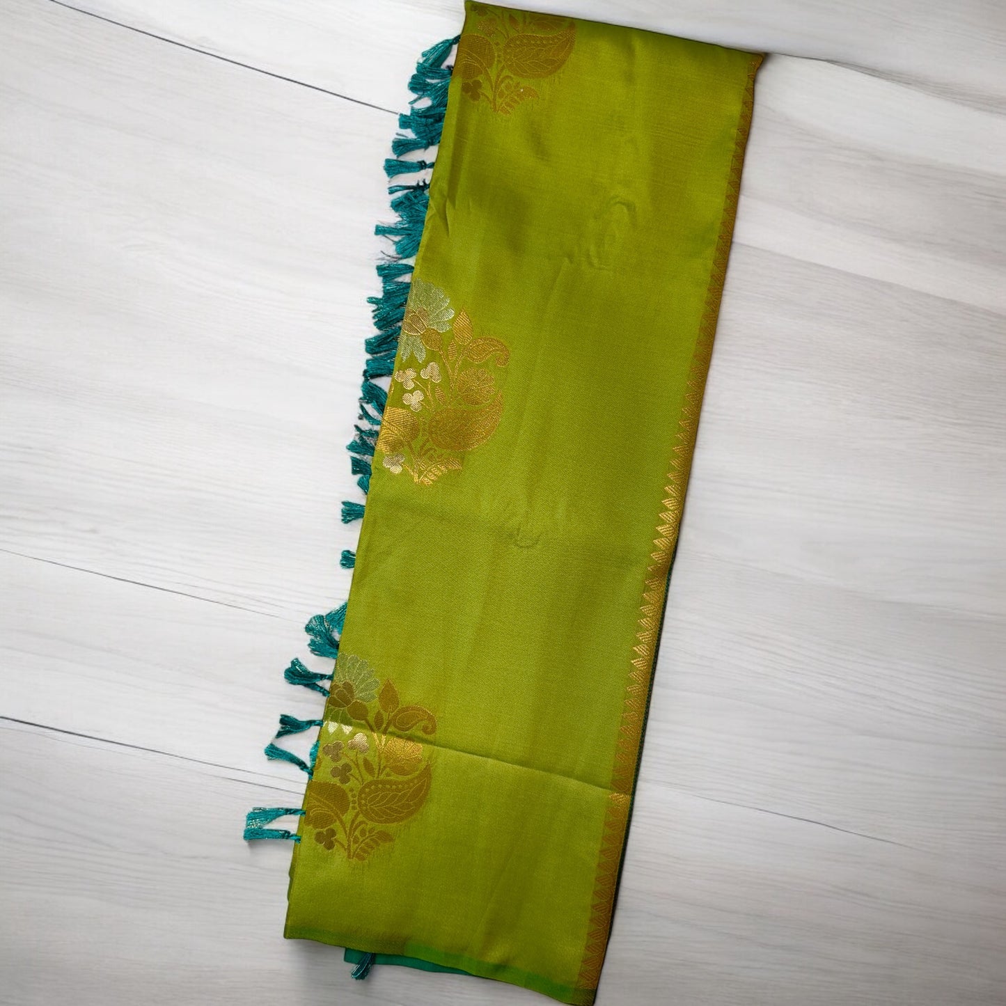SOFT SILK SAREE – PARROT GREEN BODY WITH DARK GREEN PALLU (BORDERLESS DESIGN)