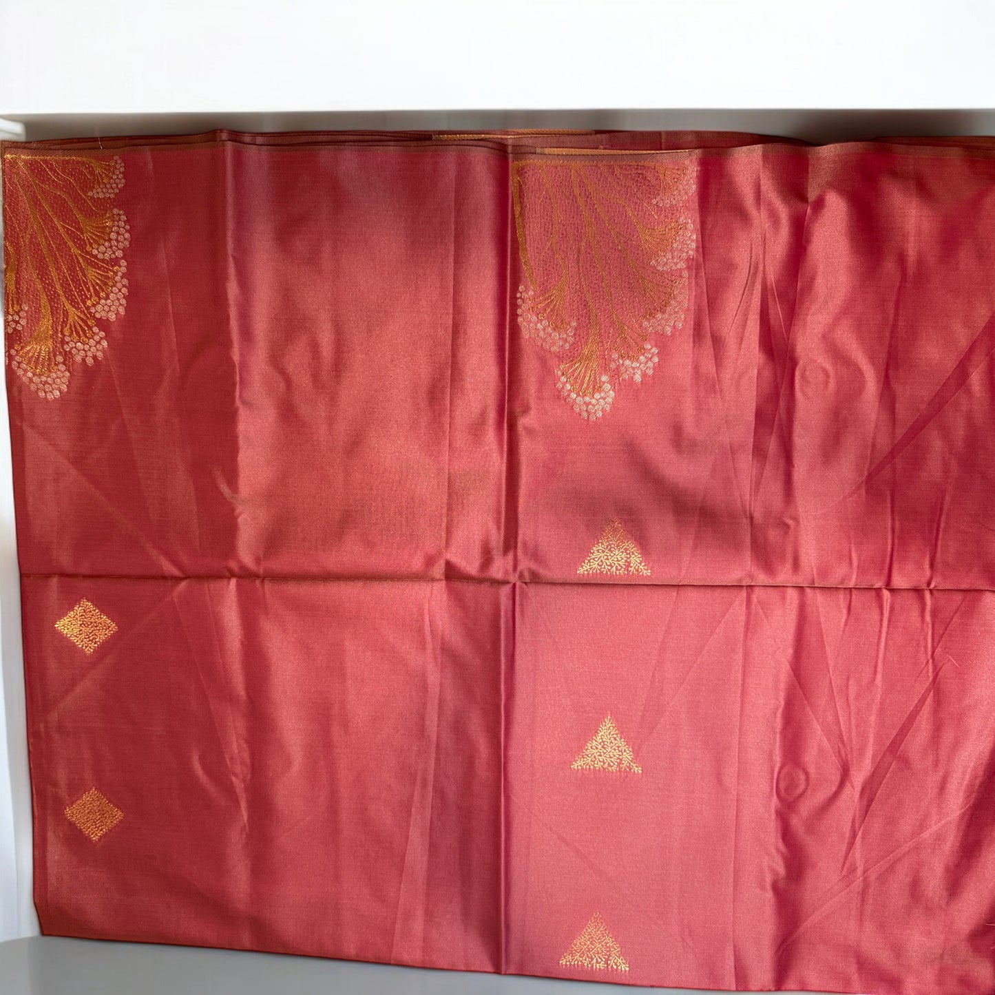 SOFT SILK SAREE – GOLDEN PALE PINK WITH SMALL DIAMOND BUTTA AND BIG DESIGN BUTTA BORDERLESS