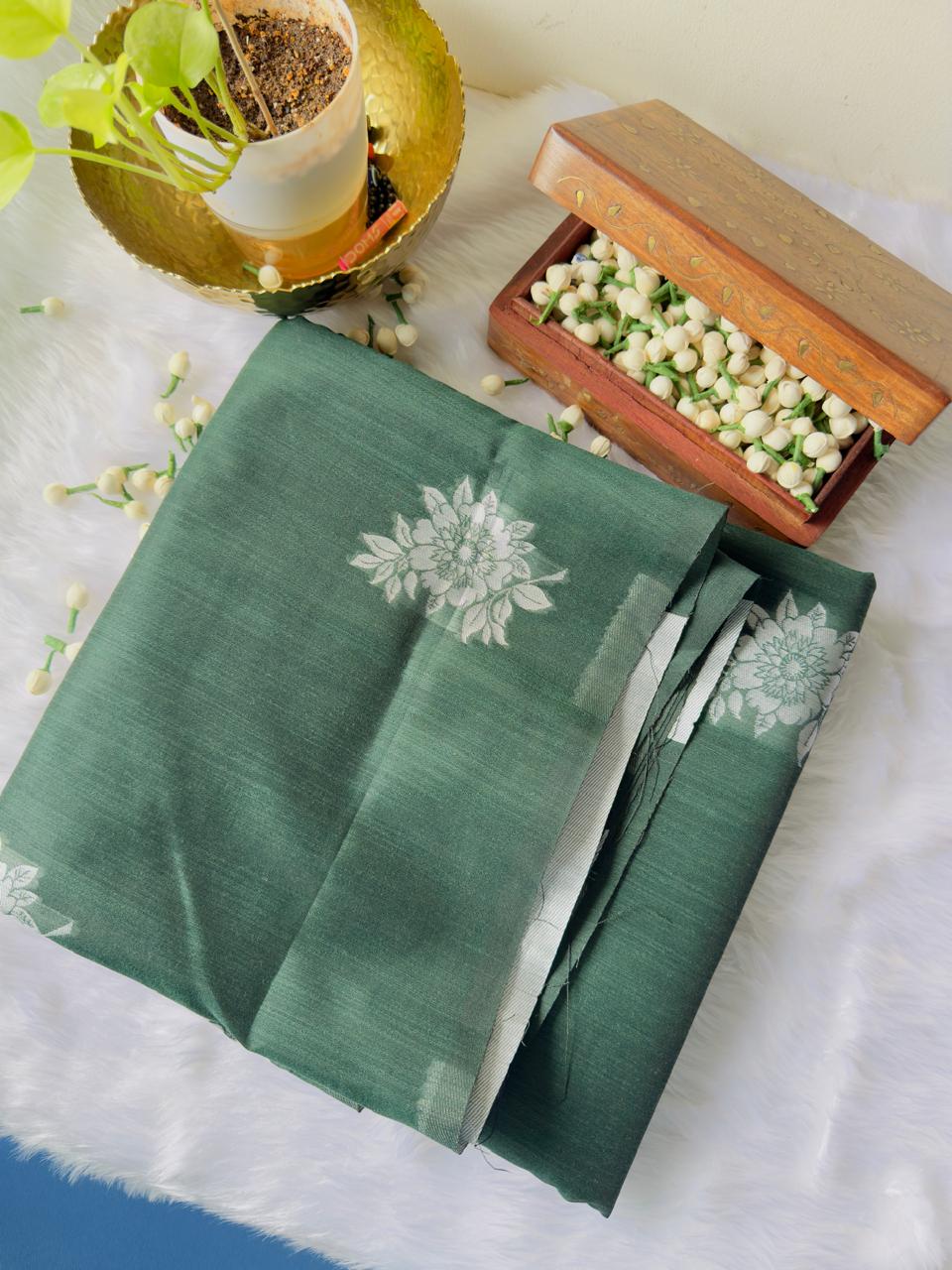 BOTTLE GREEN CRACKLE COTTON FLORAL SAREE WITHOUT BORDER