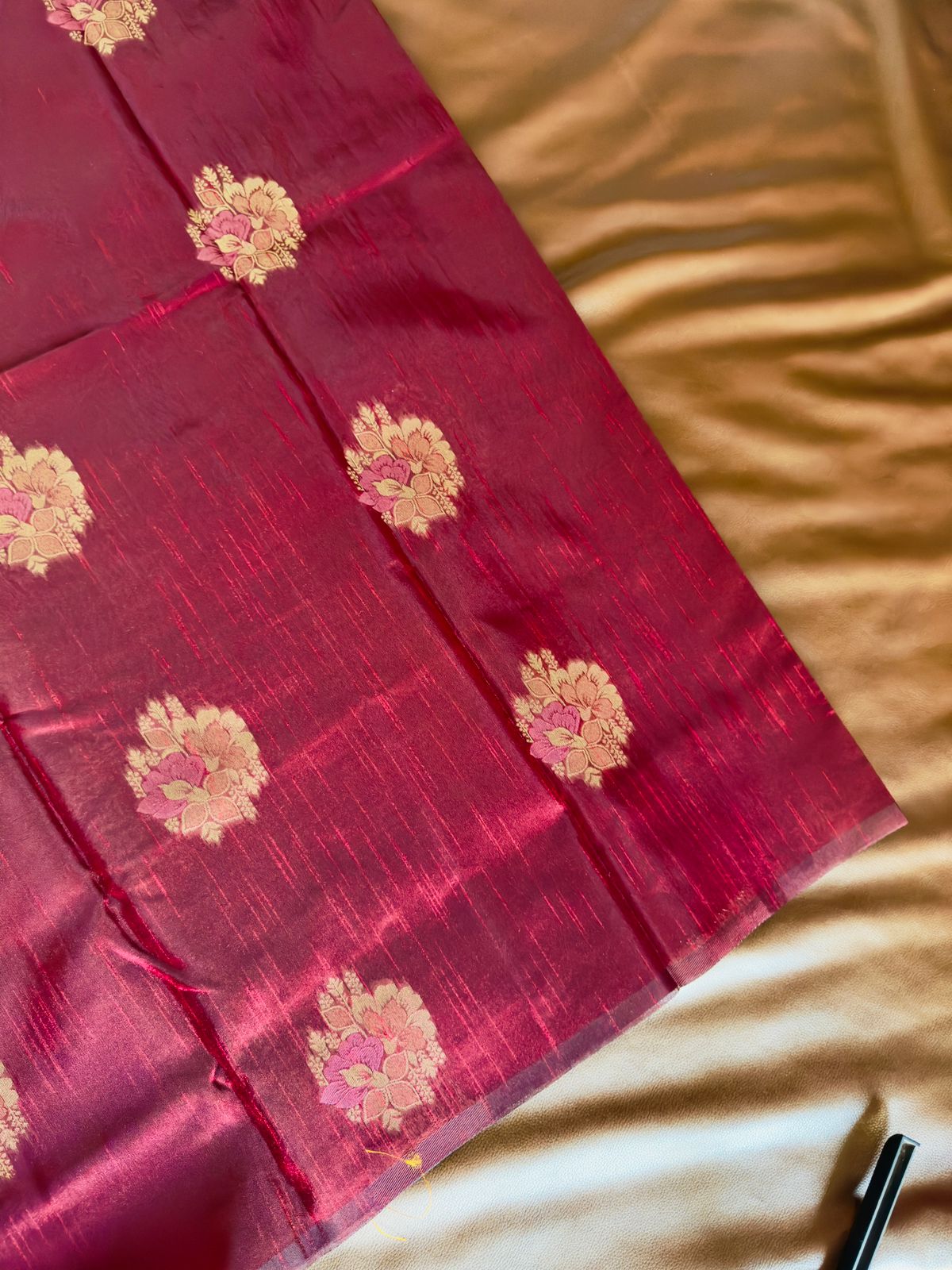 RED GOLDEN SHINE FLORAL CRACKLE COTTON SAREE WITHOUT BORDER