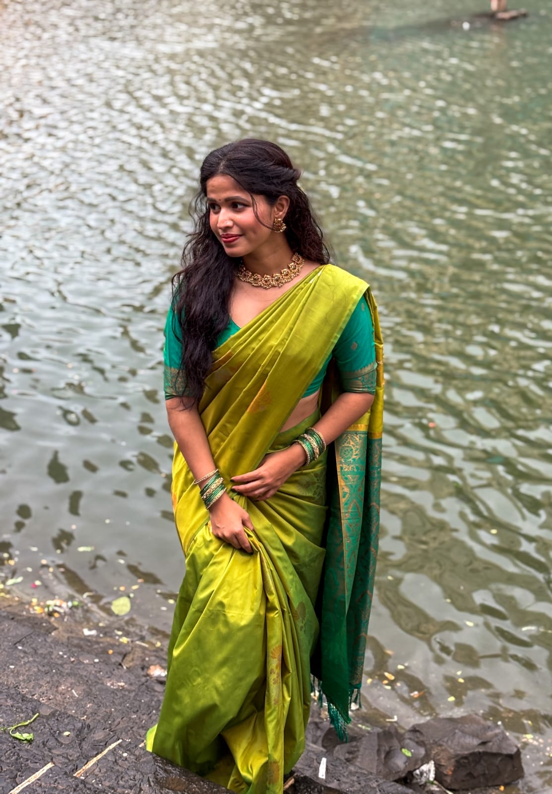 SOFT SILK SAREE – PARROT GREEN BODY WITH DARK GREEN PALLU (BORDERLESS DESIGN)
